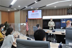 Anh Hà Nguyên - Trưởng ban đào tạo FSB phát biểu tại Buổi lễ khai giảng khoá học CXM.