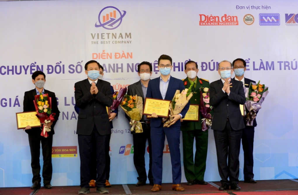 Đại diện FPT (đứng giữa) nhận bằng khen của chương trình Đánh giá Năng lực hoạt động Doanh nghiệp - Vietnam the Best Companies 2021 hôm 23/12 tại Hà Nội. Ảnh: FPT Đại diện FPT (đứng giữa) nhận bằng khen của chương trình Đánh giá Năng lực hoạt động Doanh nghiệp - Vietnam the Best Companies 2021 hôm 23/12 tại Hà Nội. Ảnh: FPT