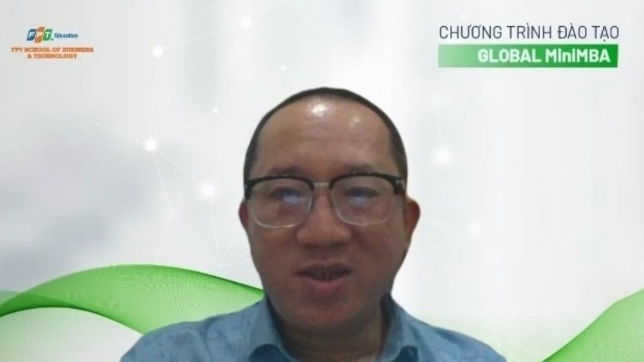 Ông Hà Nguyên - Trưởng ban đào tạo FSB phát biểu tại buổi lễ khai giảng