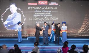 Ông Trương Gia Bình - Chủ tịch HĐQT FPT nhận giải Doanh nhân xuất sắc 2022