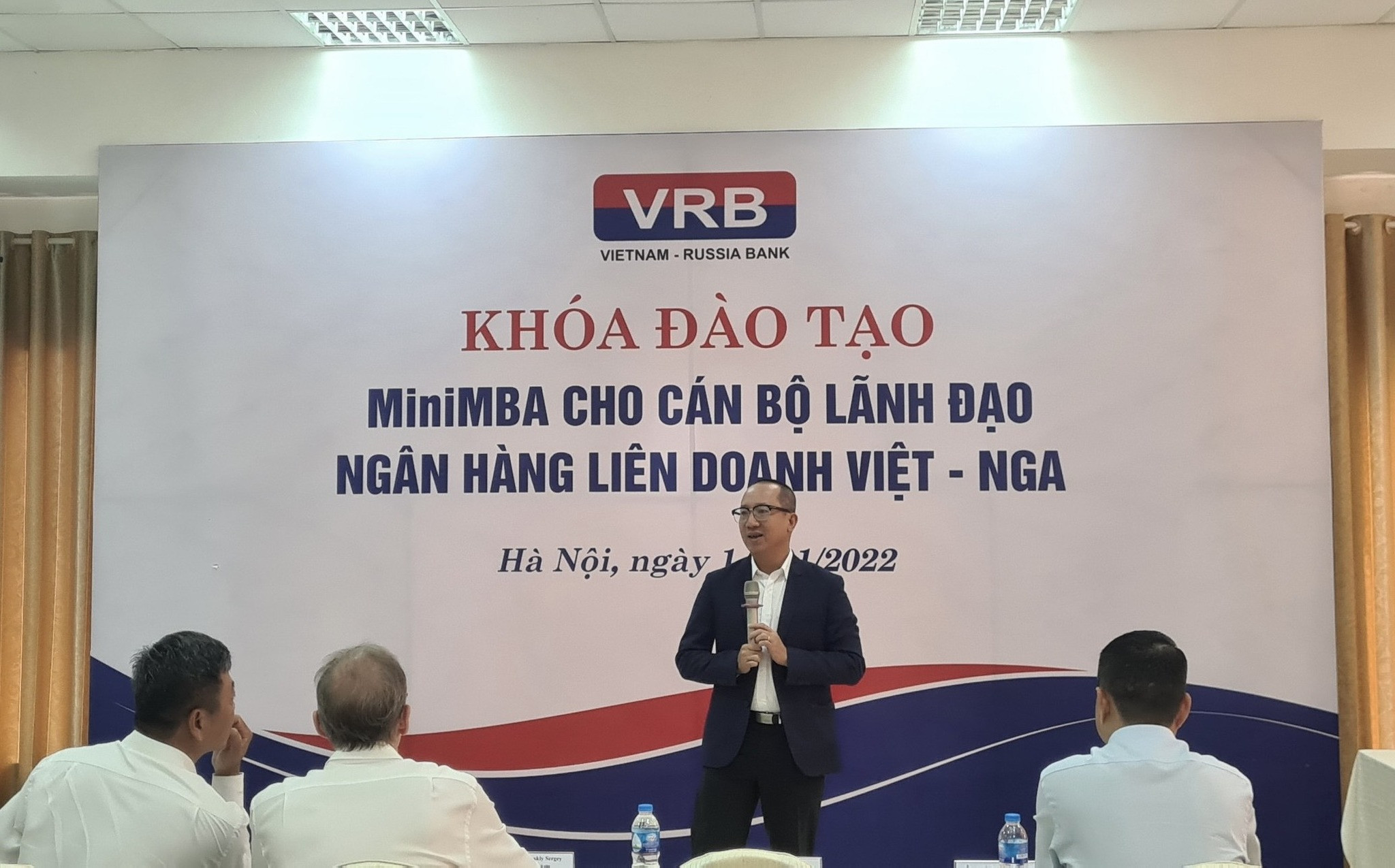 Ông Hà Nguyên, Trưởng Ban đào tạo FSB phát biểu tại khóa học MiniMBA cho VRB Chương trình MiniMBA thiết kế riêng cho Lãnh đạo Ngân hàng Liên doanh Việt Nga (Vietnam - Russia Joint Venture Bank (VRB))