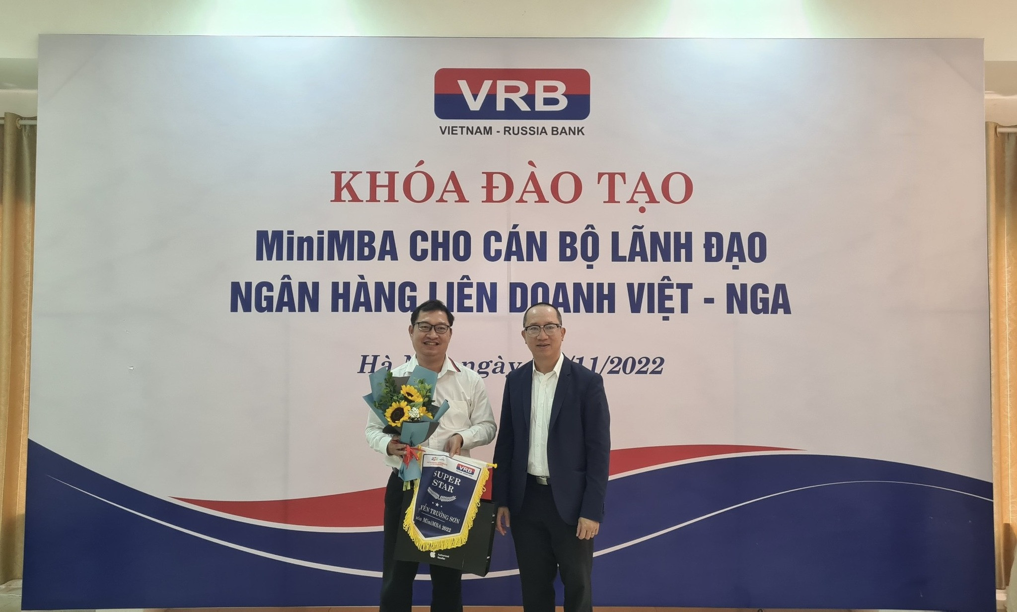 Đại diện Nhà trường biểu dương các học viên xuất sắc Super Star trong khóa học MiniMBA FSB - VRB Đại diện Nhà trường biểu dương các học viên xuất sắc Super Star trong khóa học MiniMBA FSB - VRB
