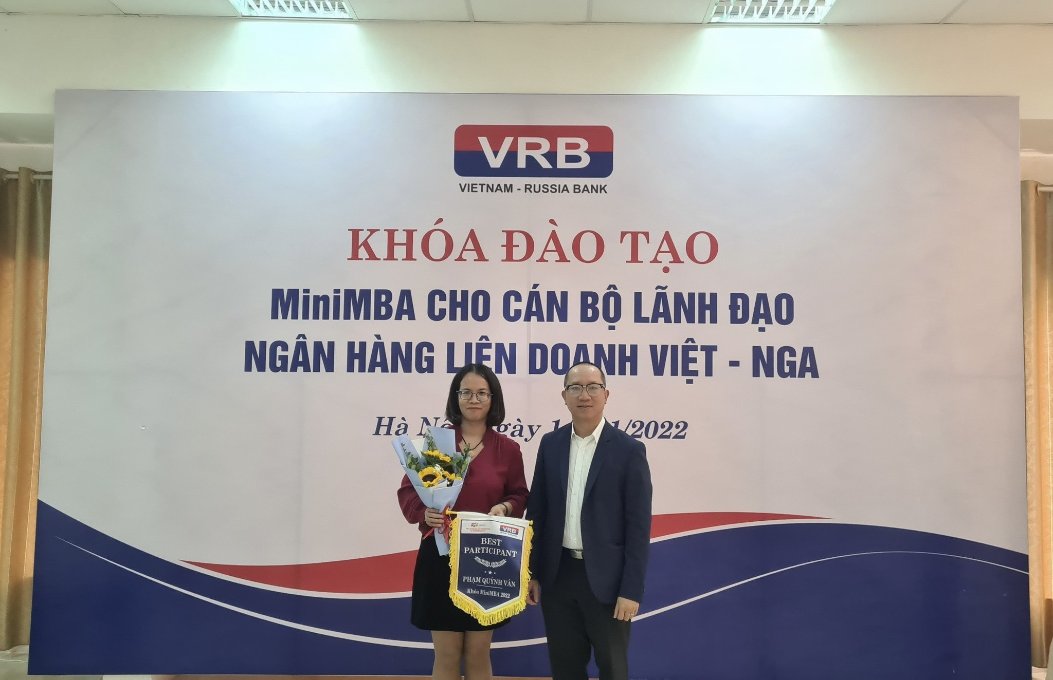Đại diện Nhà trường biểu dương các học viên xuất sắc Best Participant trong khóa học MiniMBA FSB - VRB Đại diện Nhà trường biểu dương các học viên xuất sắc Best Participant trong khóa học MiniMBA FSB - VRB