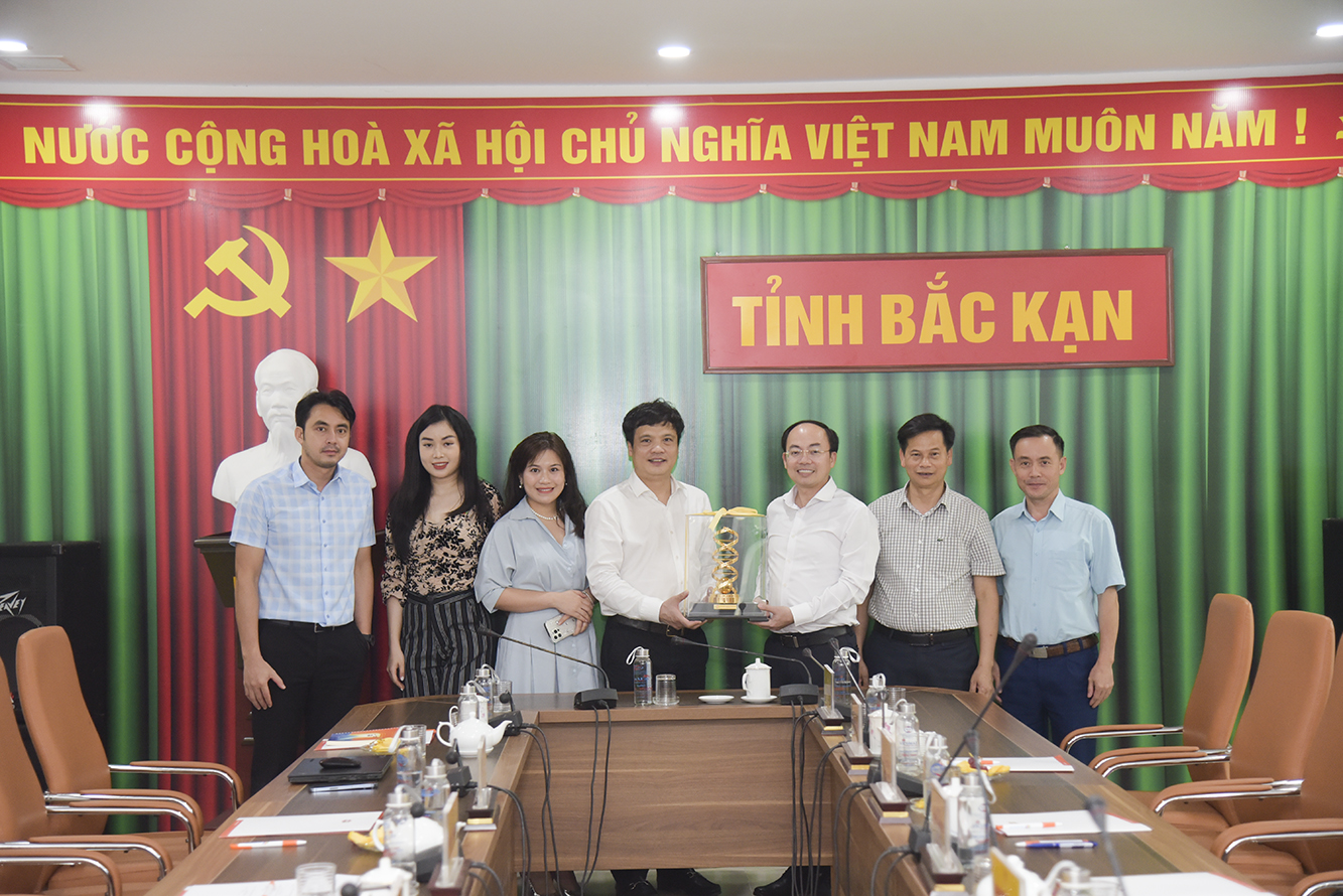 FPT đề xuất hợp tác chuyển đổi số và đầu tư giáo dục với Bắc Kạn