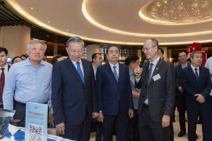 Tổng Bí thư Tô Lâm cùng các lãnh đạo Đảng, Nhà nước; lãnh đạo các Ban, bộ ngành và đại biểu Quốc hội đã ghé thăm gian triển lãm của Tập đoàn FPT.