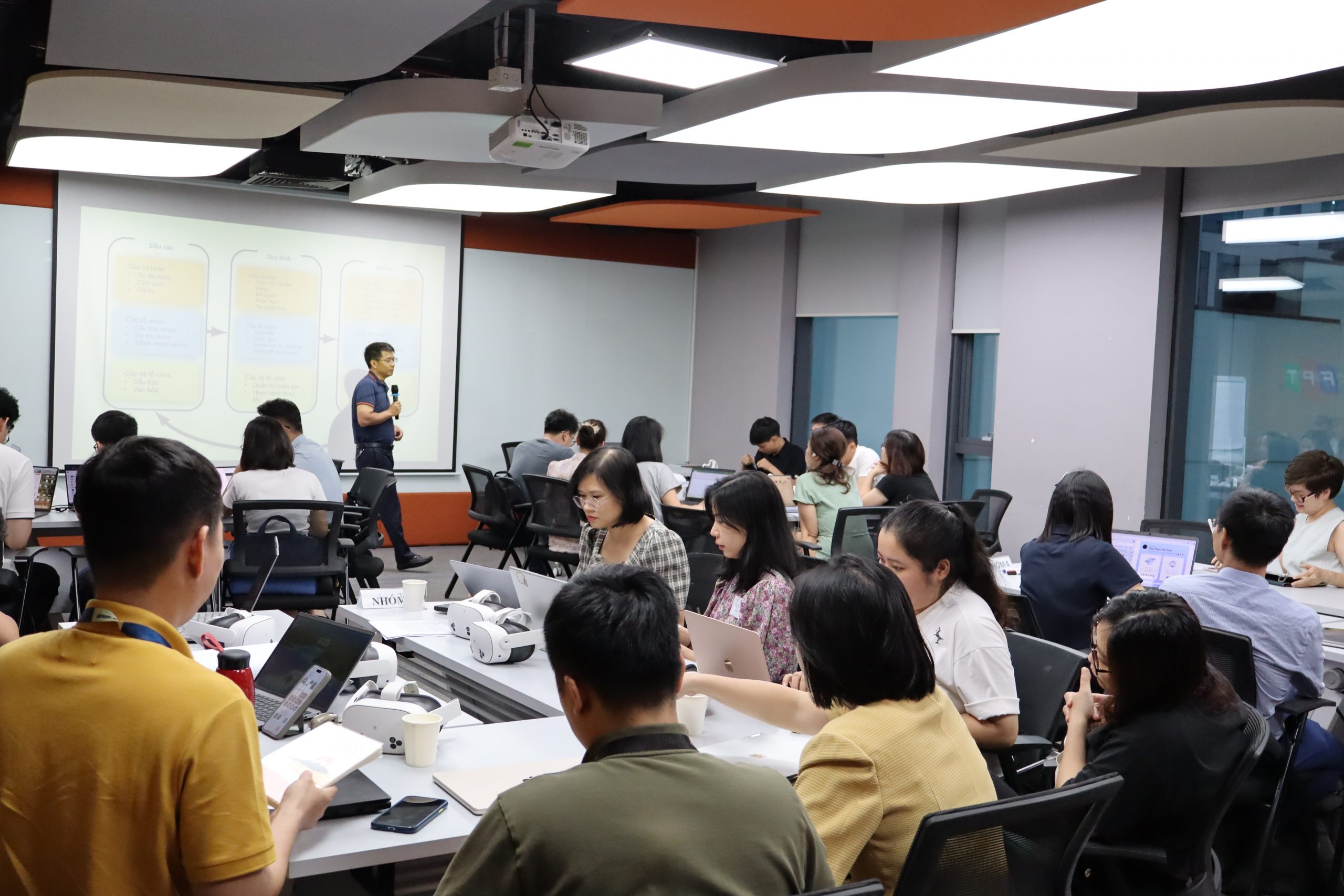 FSB tích hợp kính VR vào giảng dạy