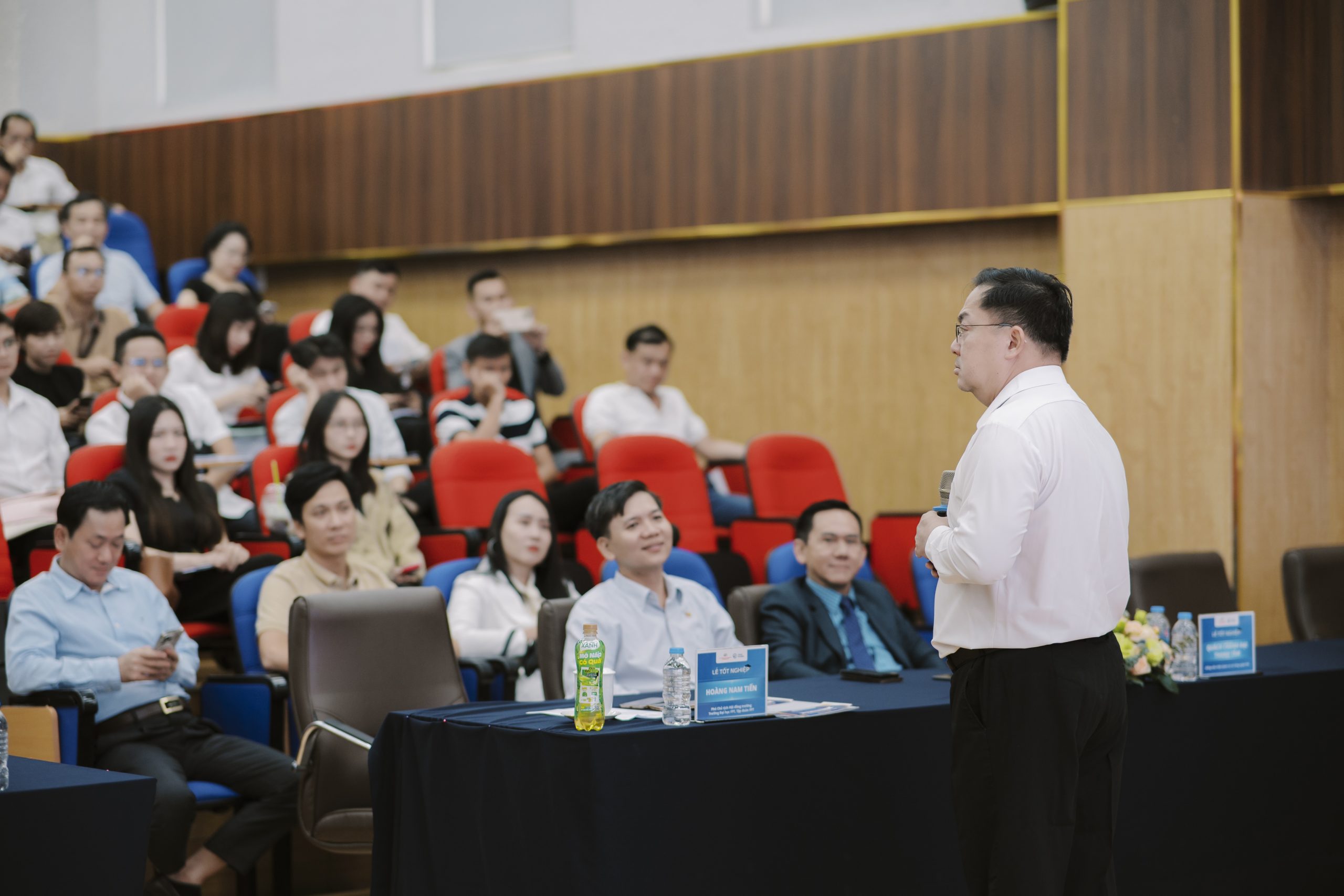 Ông Hoàng Nam Tiến, Phó Chủ tịch Hội đồng trường Đại học FPT, Tập đoàn FPT chia sẻ tại buổi lễ Tốt nghiệp và Vinh danh khóa học Global MiniMBA 