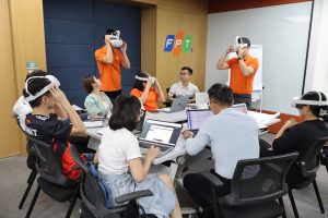 FSB tích hợp kính VR vào giảng dạy chương trình Global MiniMBA