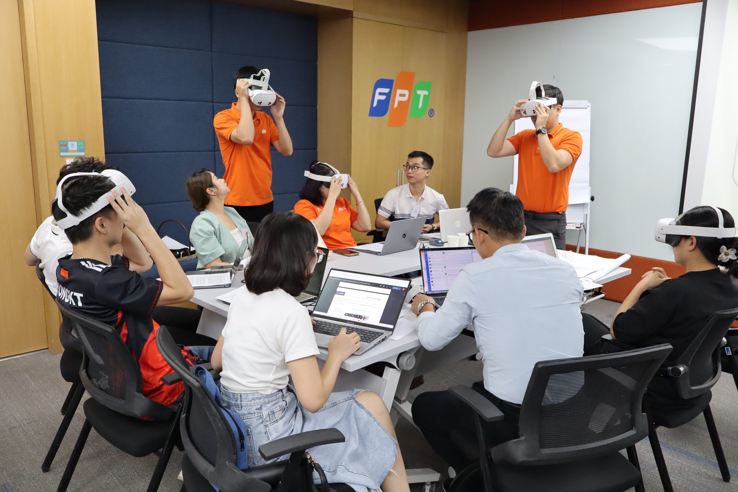 FSB tích hợp kính VR vào giảng dạy chương trình Global MiniMBA