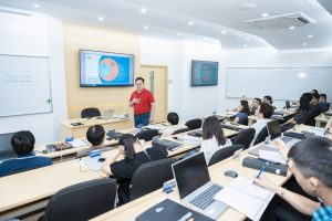 Ông Hoàng Nam Tiến, Phó Chủ tịch Hội đồng trường Đại học FPT chia sẻ tại khóa học đào tạo “Chiến lược Trí tuệ nhân tạo (AI) dành cho lãnh đạo doanh nghiệp”